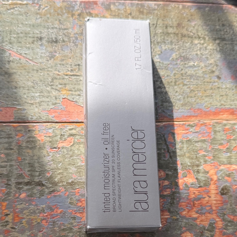 Laura Mercier Silver Tinted Moisturizer - PORCELAIN/DISCONTINUED